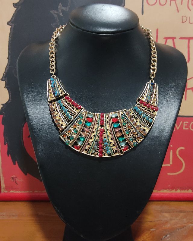 Collar babero étnico dorado con strass