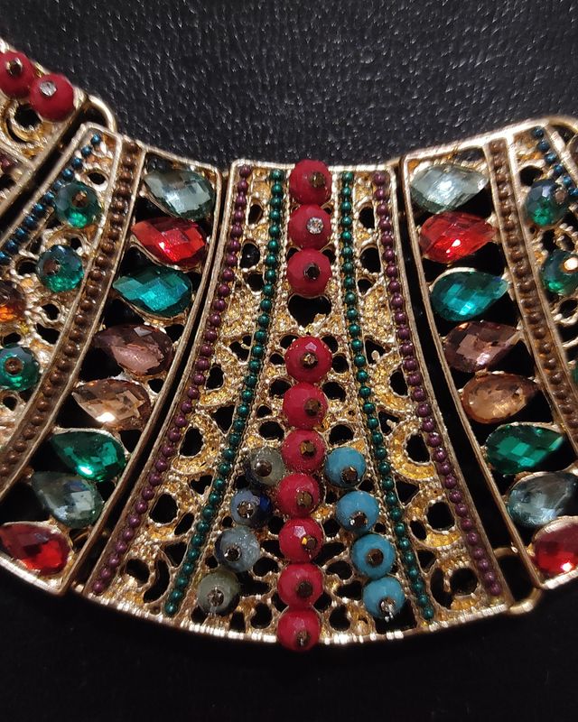 Collar babero étnico dorado con strass