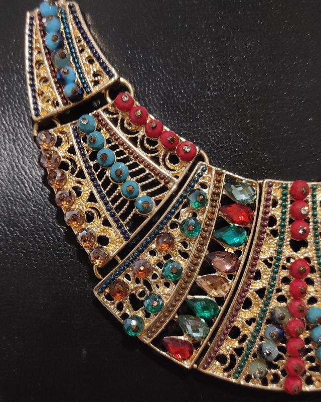 Collar babero étnico dorado con strass