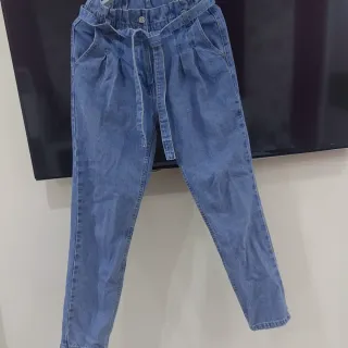 Pantalones vaqueros azules con cinturón