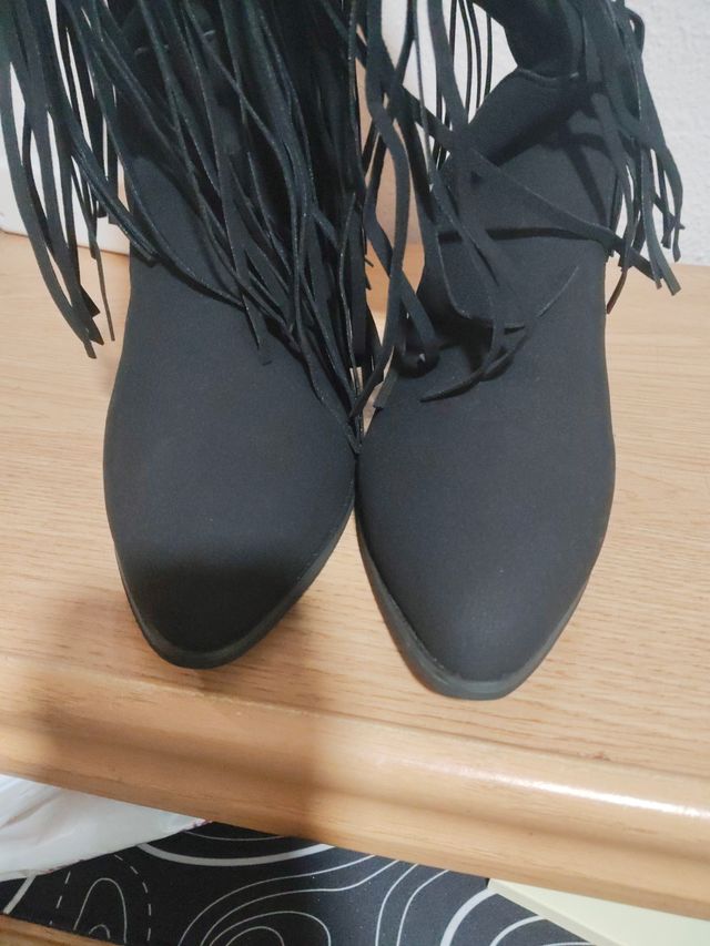 Botas vaqueras negras con flecos