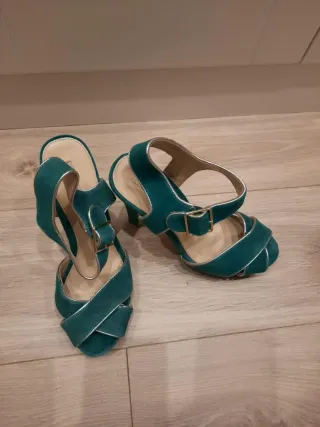 Zapatos de tacón verde y dorado