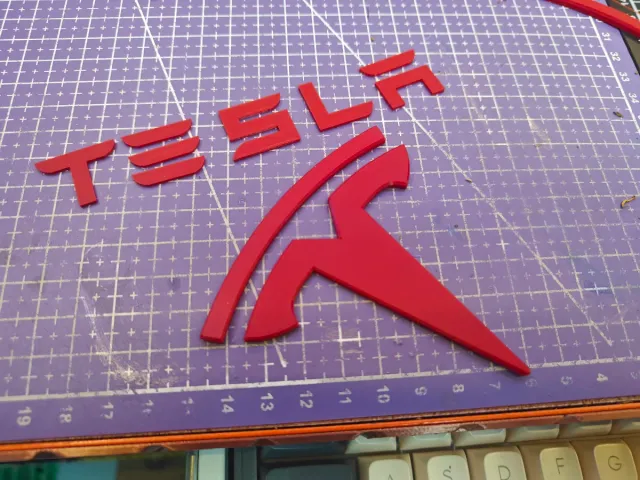 Emblemas TESLA Rojos para Toni