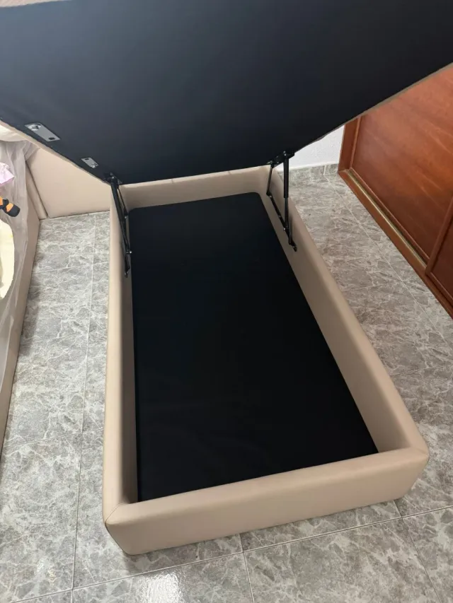 Dos Canapés abatibles beige.