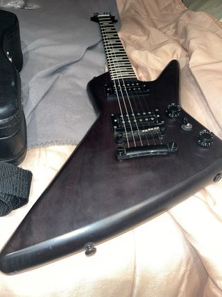 Epiphone Explorer GT con maleta rígida