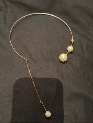 Gargantilla dorada y Perlas