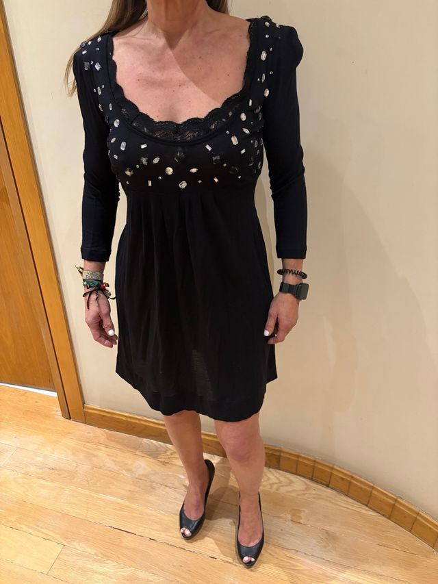 Vestido negro midi con pedrería