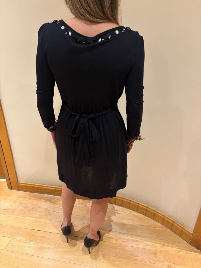 Vestido negro midi con pedrería