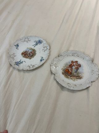 Piatti decorativi in porcellana vintage in coppia