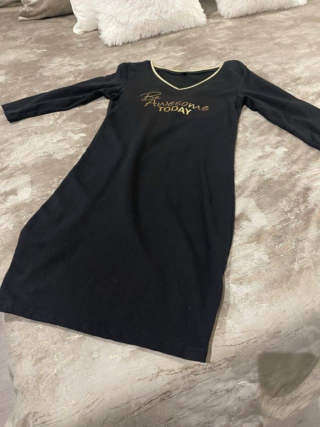 Vestido negro chic con mensaje