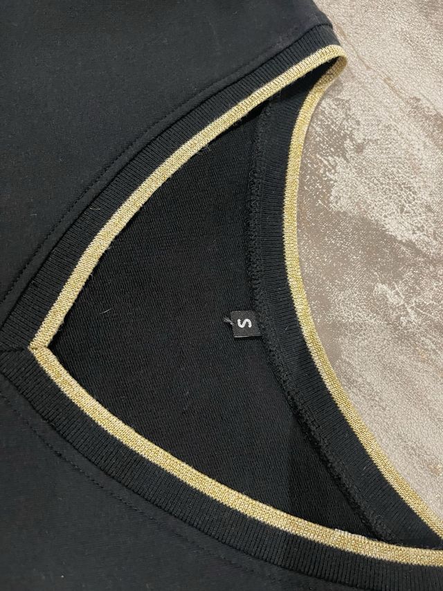 Vestido negro chic con mensaje