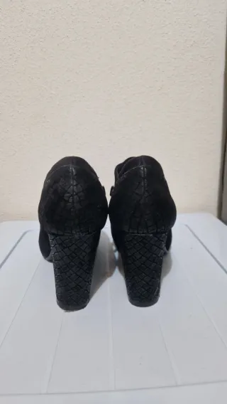 Botines negros con cremallera y tacón