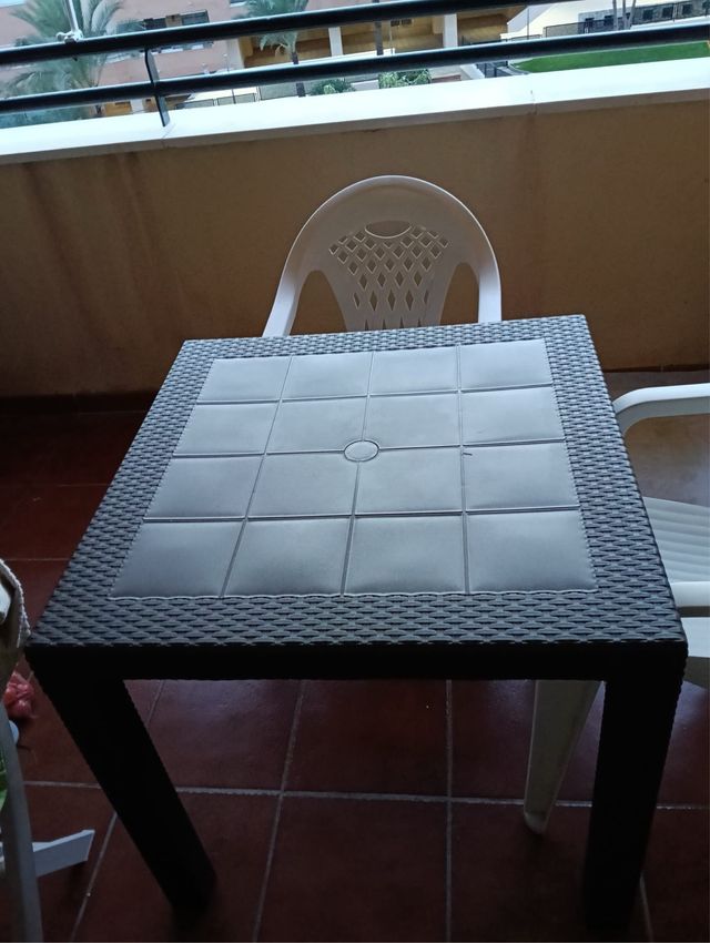 Tavolo nero e bianco in plastica