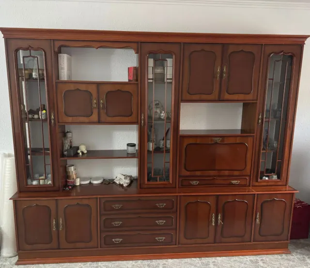 Mueble de comedor de madera y cristal