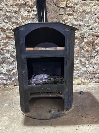 Estufa de leña metálica