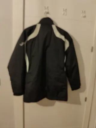 Chaqueta deportiva Joma negra y blanca