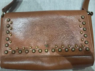 Bolso de piel marrón con tachuelas