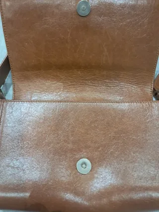 Bolso de piel marrón con tachuelas