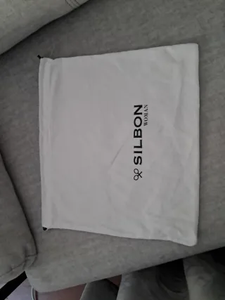 Bolso de piel marrón con tachuelas