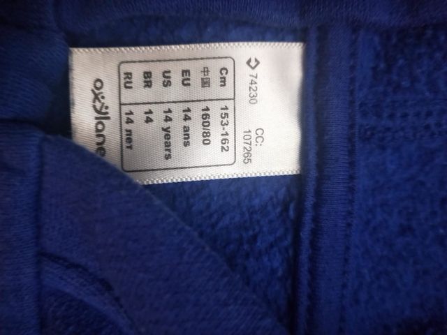 Chaqueta deportiva azul con capucha