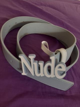 Cinturón Nude Project Piel Blanco y azul clarito.