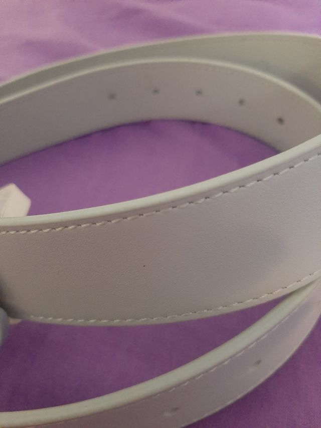 Cinturón Nude Project Piel Blanco y azul clarito.