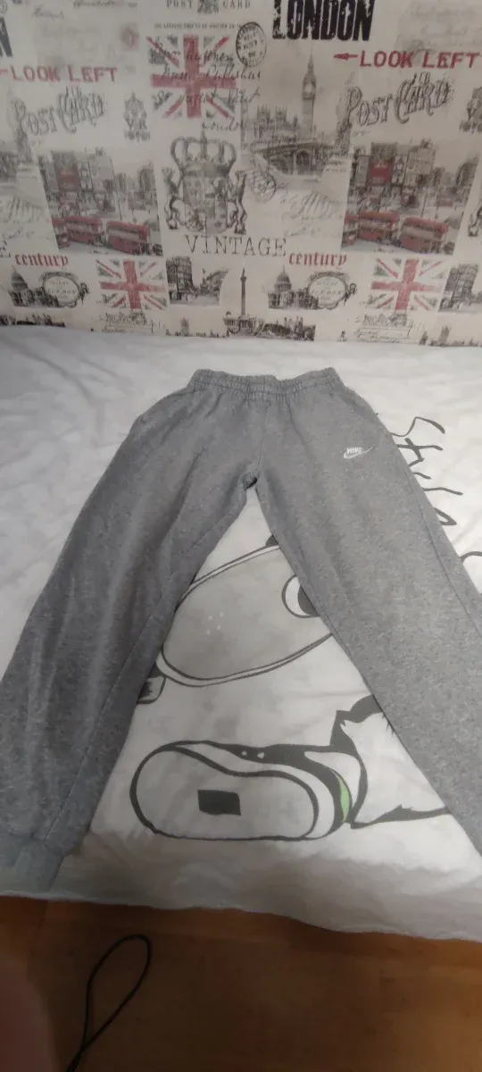 Pantalones grises Talla: para niño de 147-158