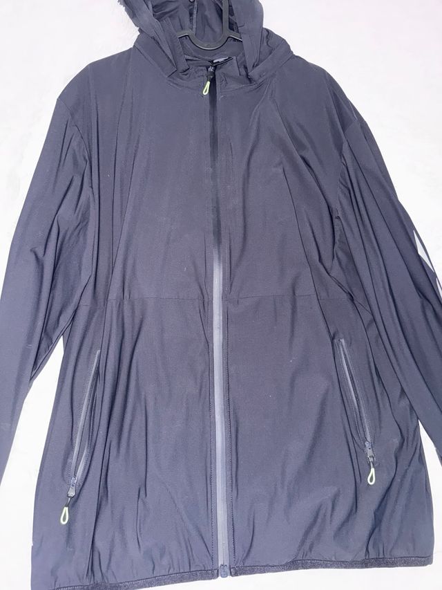 Conjunto deportivo negro con capucha.