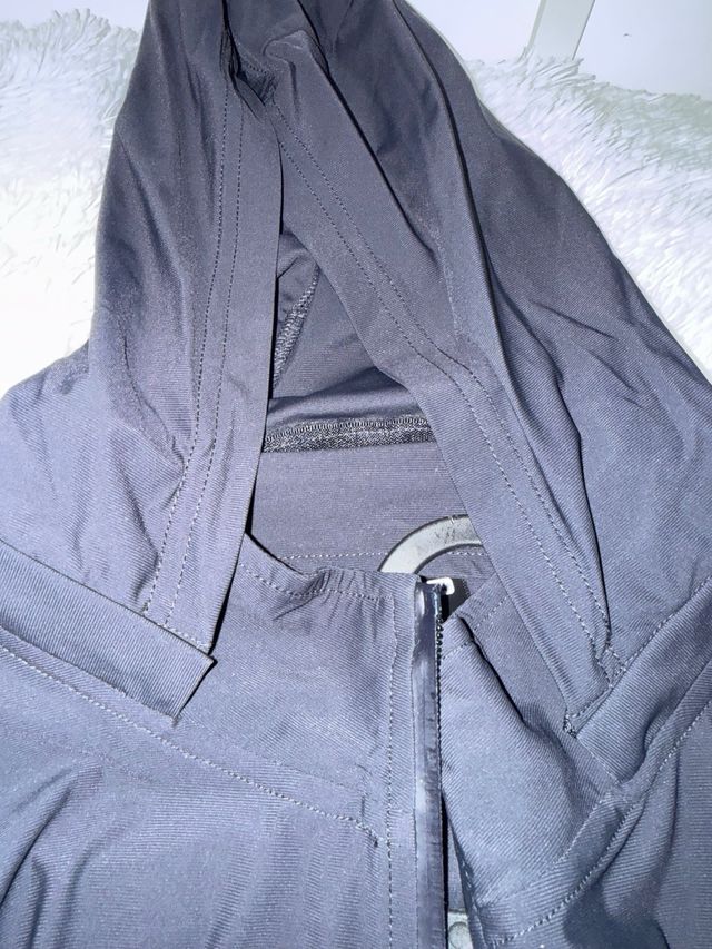 Conjunto deportivo negro con capucha.