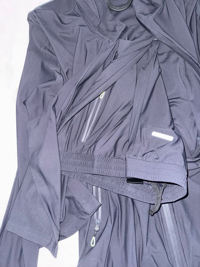 Conjunto deportivo negro con capucha.