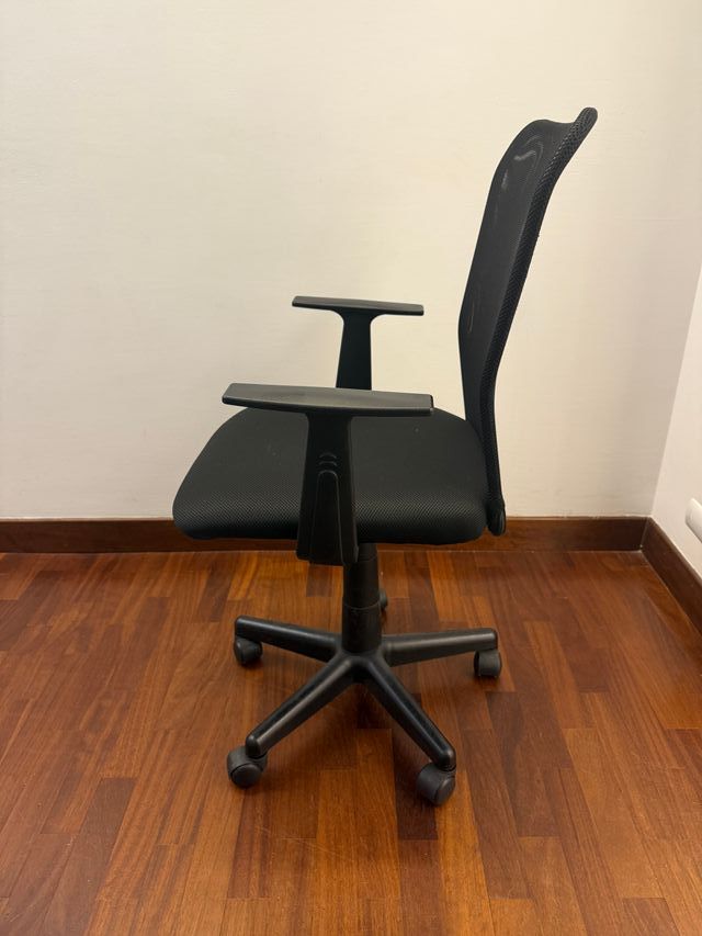 Sedia da ufficio nera in ottime condizioni