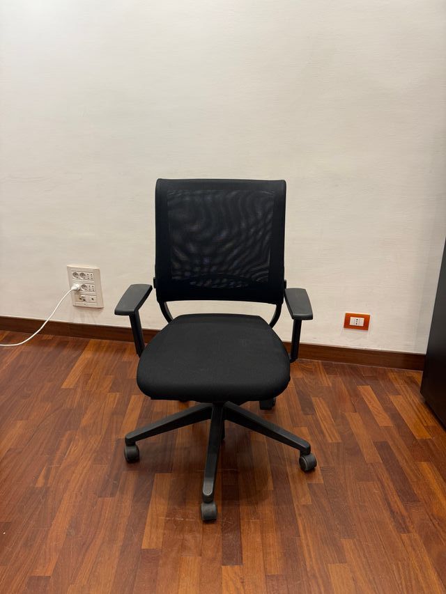 Sedia da ufficio nera in ottime condizioni