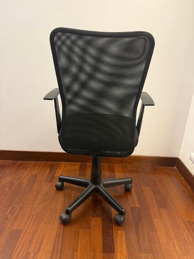 Sedia da ufficio nera in ottime condizioni
