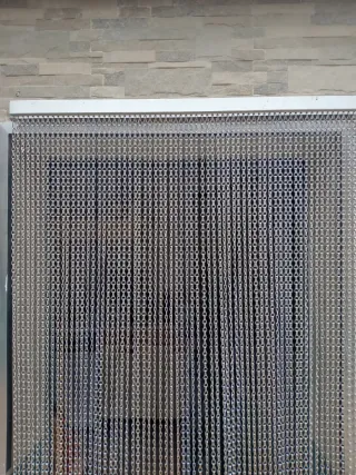 Tre tende di strisce in alluminio