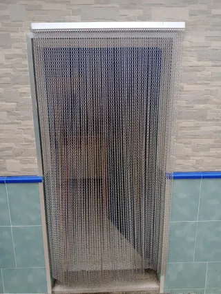 Tre tende di strisce in alluminio