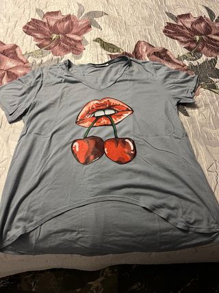 Camiseta Veraniega con Estampado de Labios y Cerez