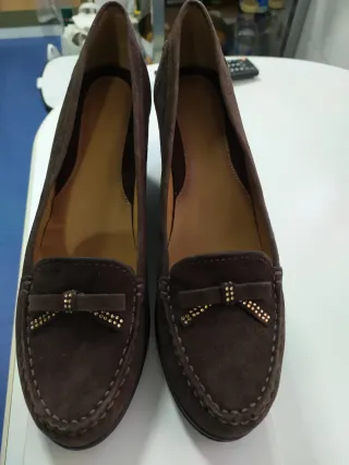 Zapatos marrones con lazo y pedrería