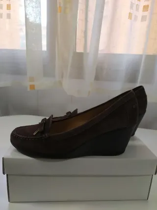 Zapatos marrones con lazo y pedrería