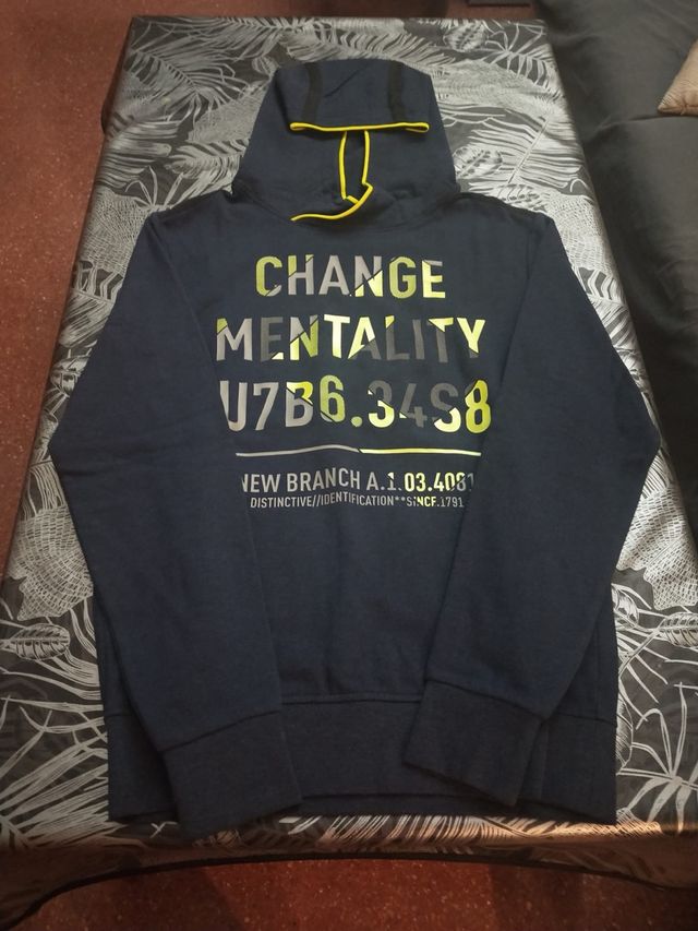 Sudadera azul con capucha y estampado