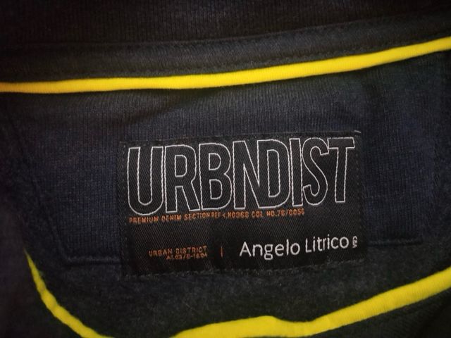 Sudadera azul con capucha y estampado