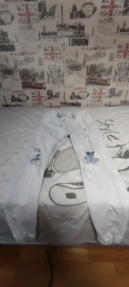 Pantalones blancos rotos