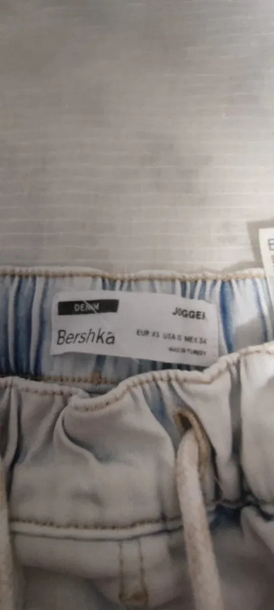 Pantalones blancos rotos