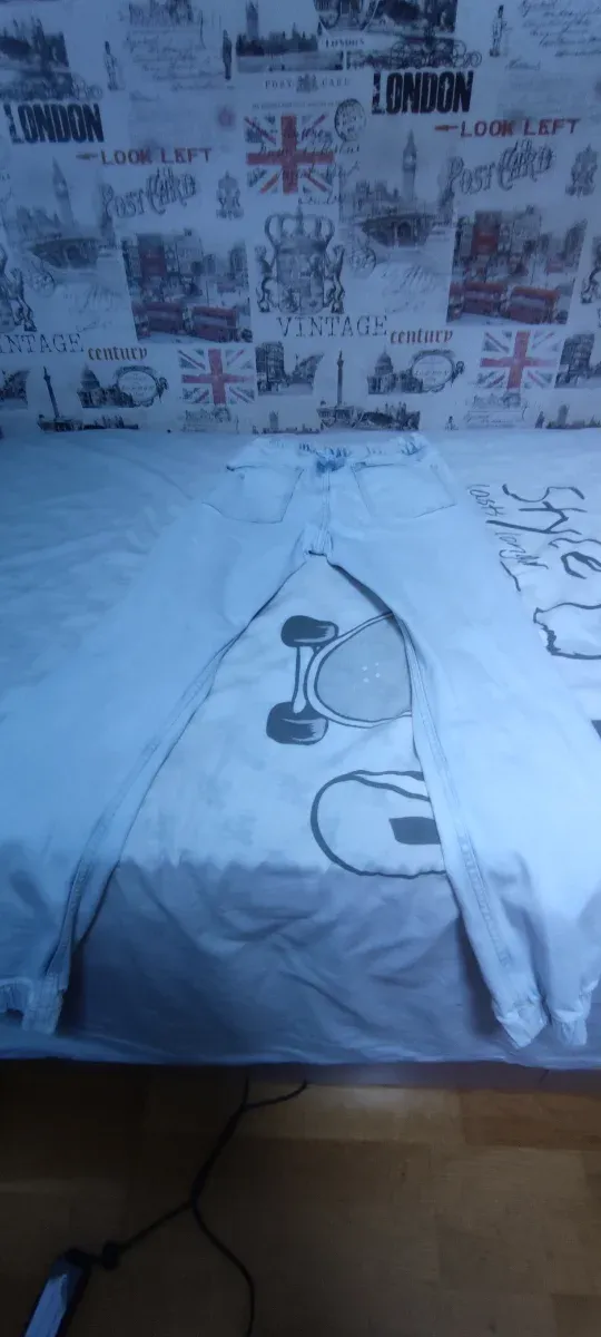 Pantalones blancos rotos