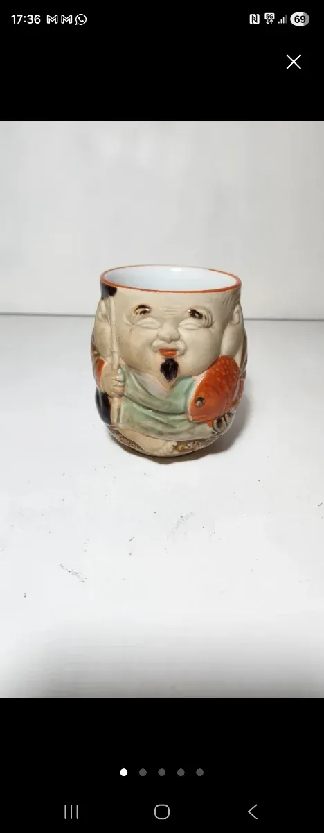 Bonita pieza de cerámica esmaltada pintada a mano.