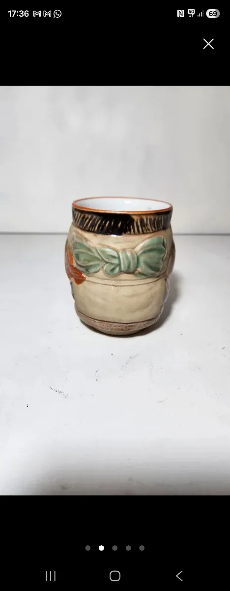 Bonita pieza de cerámica esmaltada pintada a mano.