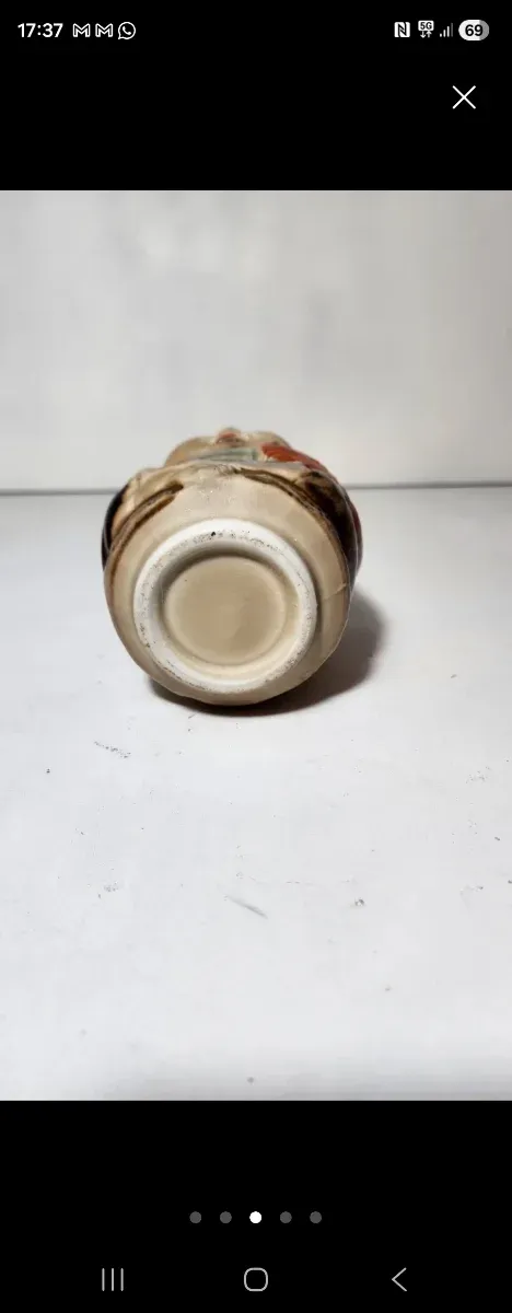 Bonita pieza de cerámica esmaltada pintada a mano.