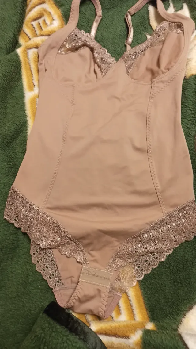 Body de encaje beige