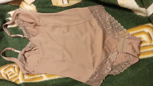 Body de encaje beige