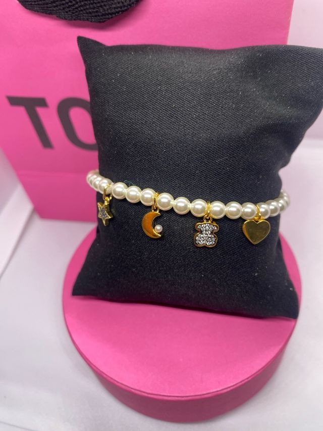 Pulsera Tous perlas y charms dorados