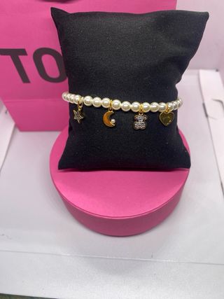 Pulsera Tous perlas y charms dorados